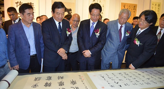 張曉明出席“中華翰墨香江情——香港內(nèi)地名家書法邀請展”開幕式