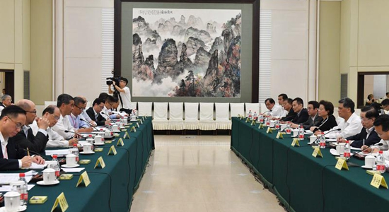 仇鴻陪同梁振英行政長官赴廣東考察調(diào)研粵港澳大灣區(qū)