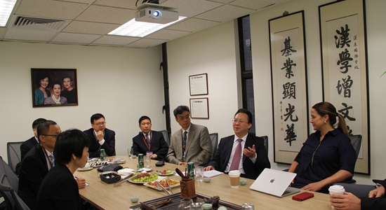 譚鐵牛走訪漢基國際學(xué)校
