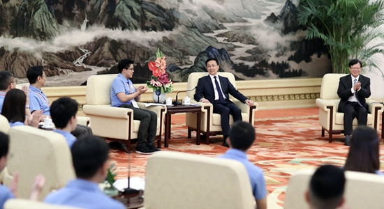 韓正會見香港各界青年代表訪問團(tuán)并座談