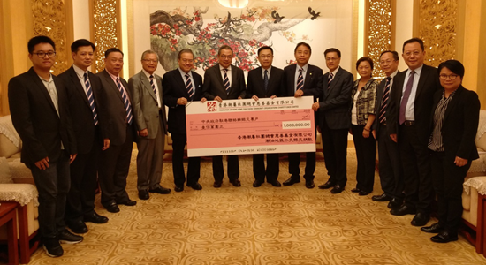 何靖代表我辦接受3家機(jī)構(gòu)向潮汕災(zāi)區(qū)捐贈善款
