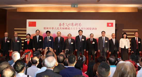 楊健出席香港文化藝術(shù)界國慶69周年酒會