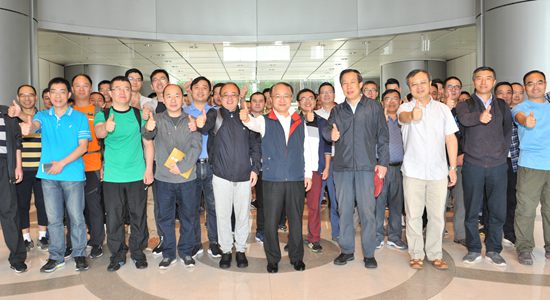 中央駐港機(jī)構(gòu)和中資企業(yè)義工隊到麥理浩徑清理山路