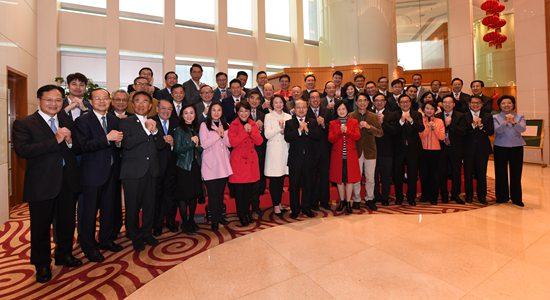 香港中聯(lián)辦負(fù)責(zé)人與立法會議員共賀新春