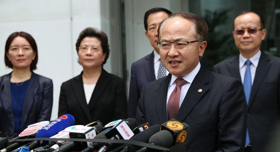 王志民就激進(jìn)示威者圍堵香港中聯(lián)辦大樓會見傳媒