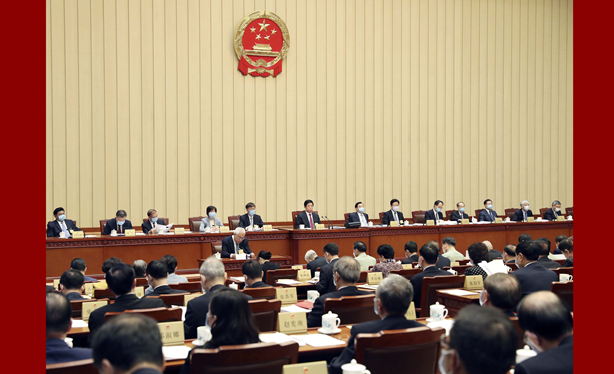 十三屆全國人大常委會第十八次會議在京舉行 栗戰(zhàn)書主持