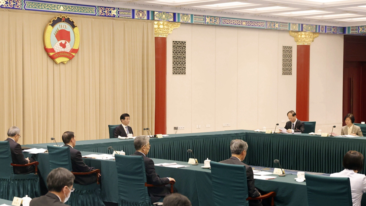 全國政協十四屆一次會議主席團常務主席會議第一次會議舉行 王滬寧主持